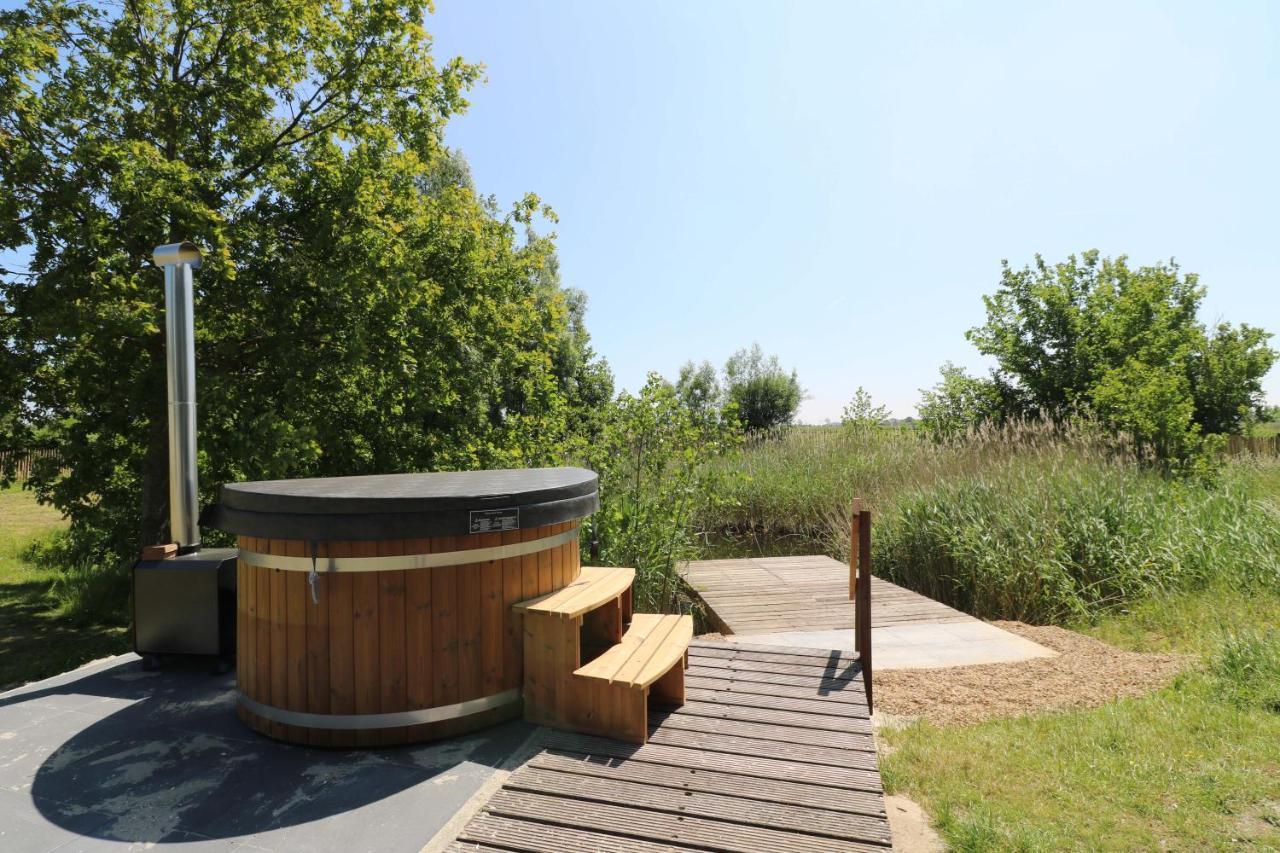 Campsite Hof Nieuwerkerk Chalet 2 *